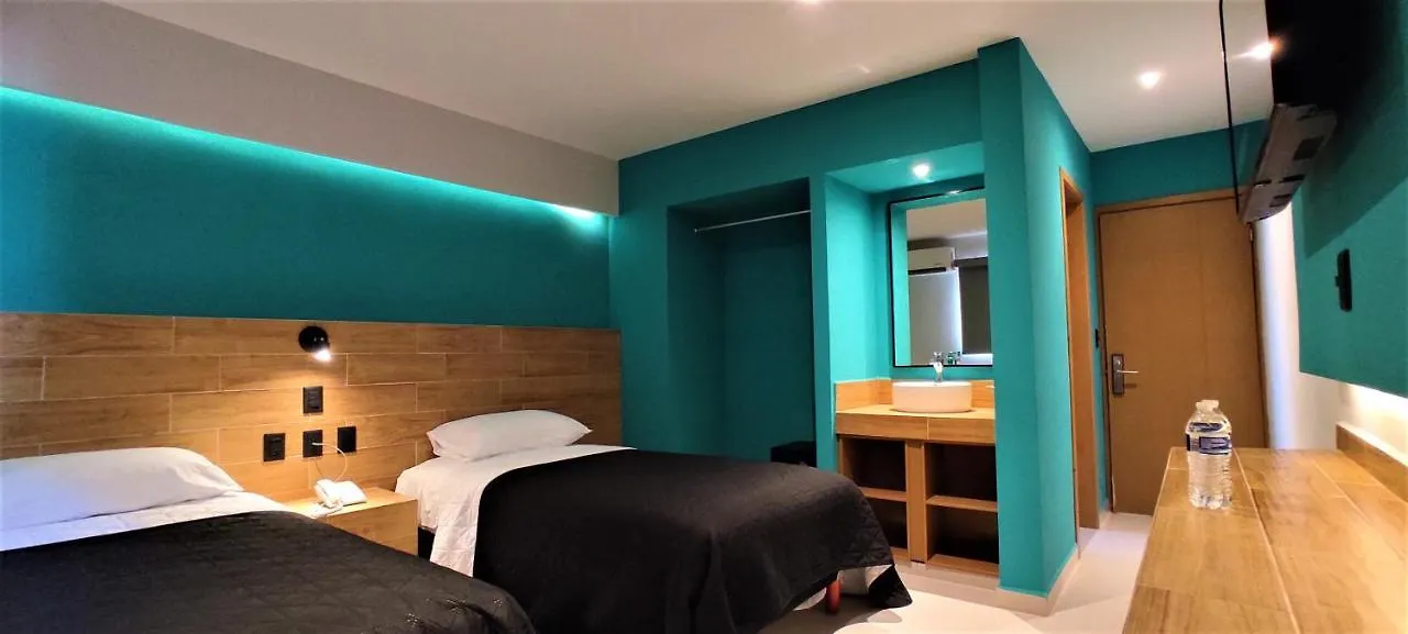 **  Hotel Kavia מזטלן מקסיקו